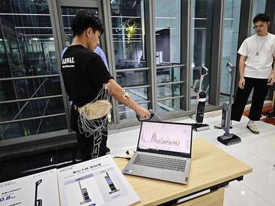 双目视觉+AI大模型 从云鲸逍遥001看国产清洁家电的研发新范式与未来趋势